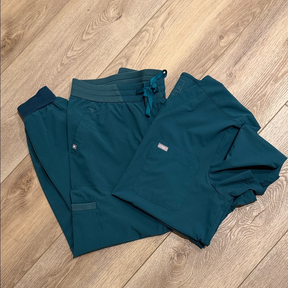 Figs Men's Teal Jogger Pants & Scrub Top